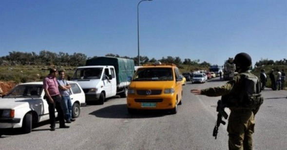 الاحتلال يعطل الحركة ويخضع المركبات في رام الله والبيرة للتفتيش