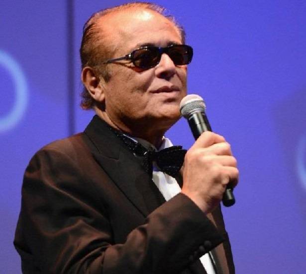 بالفيديو: ما سرّ النظارة السوداء التي كان يرتديها محمود عبد العزيز دائماً في المناسبات؟