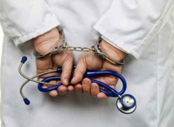 بالفيديو : شاب ينتحل صفة طبيب وعيادته تحتوى على "مشروبات كحولية ومنشطات جنسية"