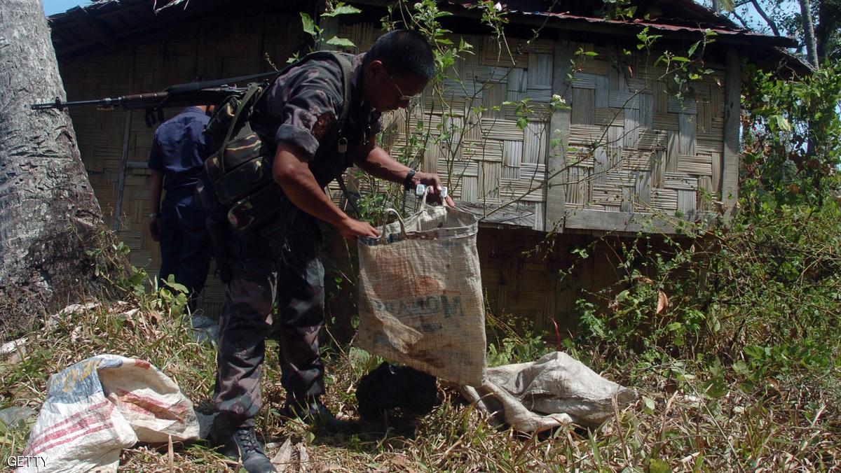 جماعة "أبو سياف" تتوعد بقتل رهينة غربي