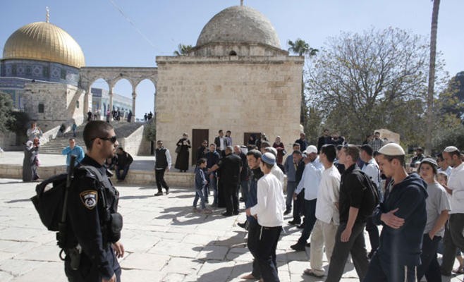 مستوطنون يمارسون طقوساً دينية داخل المسجد الأقصى