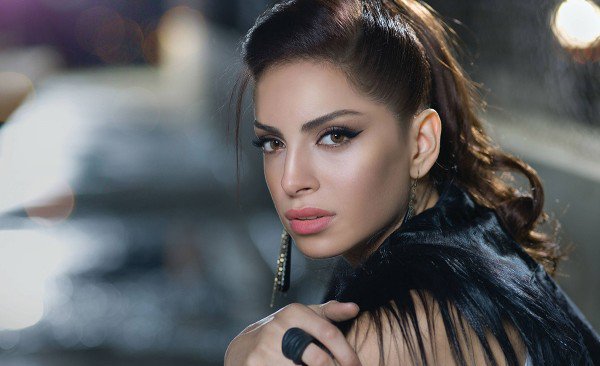 بسبب صورة جمعتها مع امال ماهر .. سخرية كبير من رنا سماحة