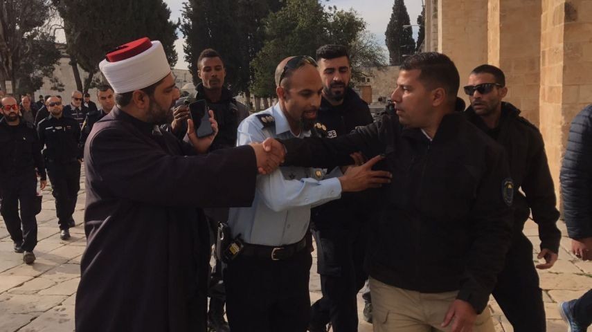 بعد التصدي لأثرياً يهودياً.. الاحتلال يعتقل حارساً رابعاً من المسجد الأقصى
