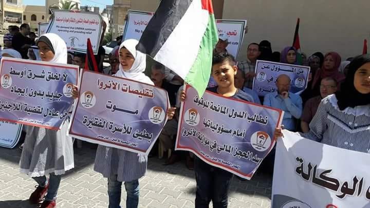 بالصور: وقفة بخانيونس رفضاً لسياسة تقليص وكالة الغوث لخدماتها المقدمة للاجئين