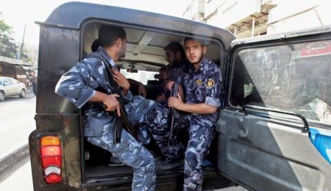 إلقاء القبض على مطلوب في الخليل صادر بحقه 5 مذكرات قضائية 