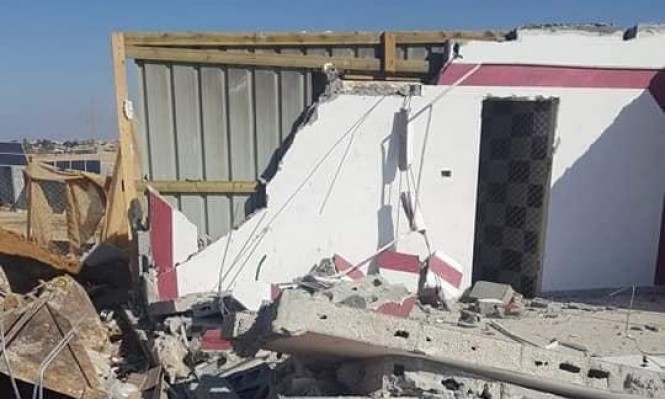 شاب يهدم منزله بنفسه بالنقب المحتل