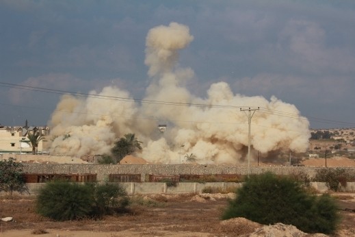 سقوط قذيفة مصرية على أحد المنازل برفح