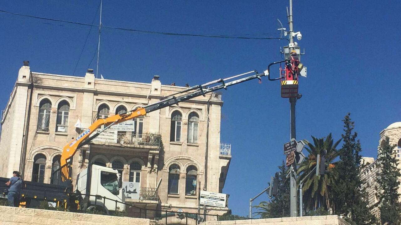الاحتلال يشرع بتركيب كاميرات مراقبة أعلى سور القدس التاريخي