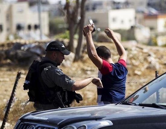 اعتقال فلسطيني بحجة حيازته سكين
