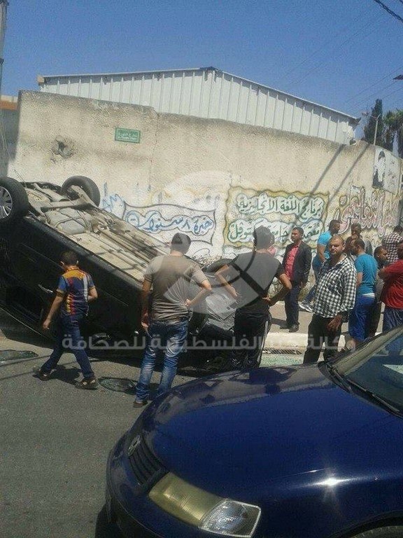 بالصور: إصابة 3 مواطنين بجراح خطيرة إثر انقلاب مركبة في شارع الثورة وسط غزة