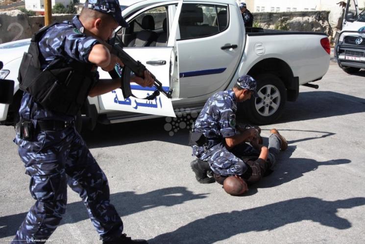 الشرطة الفلسطينية تضبط 3 أشخاص بحوزتهم مواد مخدرة