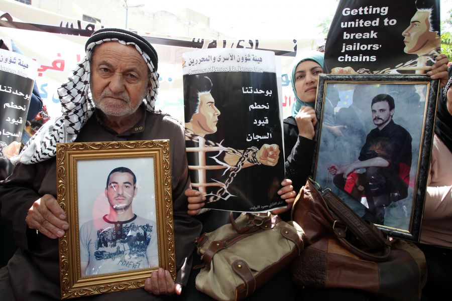 الاحتلال يمنع عائلات الأسرى من زيارة ذويهم في سجن عسقلان