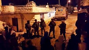شبان يلقون عبوة ناسفة تجاه قوة من جيش الاحتلال جنوب القدس