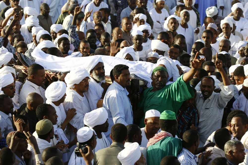 المئات يشيعون جثمان الترابي في الخرطوم