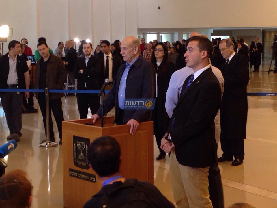 تلقى رشوة بقيمة 60 ألف شيكل .. الحكم على أولمرت بالسجن سنة ونصف