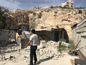 القدس: الاحتلال يجبر عائلة جعابيص على هدم منزليهما