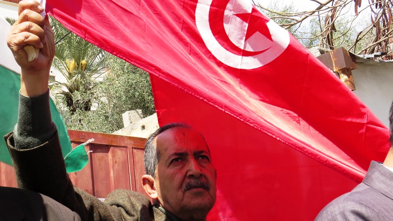 بالصور :شبكة المنظمات الأهلية في غزة تقيم وقفة تضامنية مع تونس لنبذ الارهاب