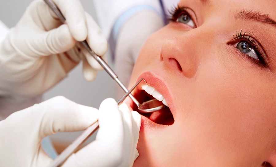 رائحة الفم.. علاجها في 4 خطوات