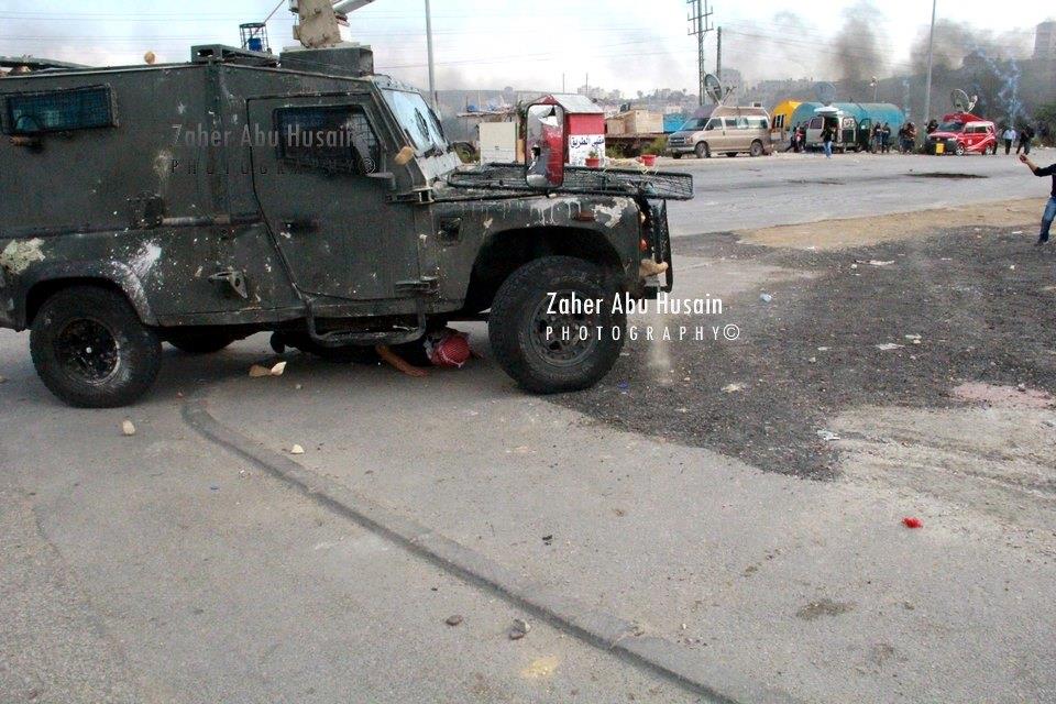 بالفيديو والصور : #معجزات_ثورة .. مر من فوقه الجيب الإسرائيلي وخرج سالما