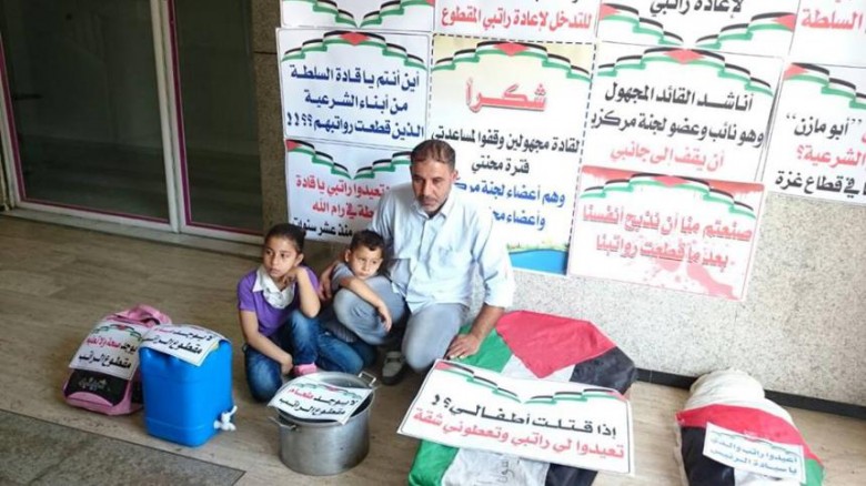 صورة: مواطن يهدد بالانتحار بعد قطع السلطة راتبه