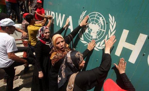 بالصور : قرارات "أونروا" الأخيرة تفجّر غضب الشارع في غزة