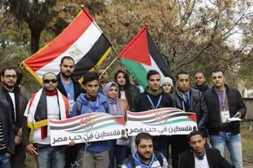بالصور: فلسطينيون ينظمون وقفة فى حب مصر تضامناً مع ضحايا الإرهاب