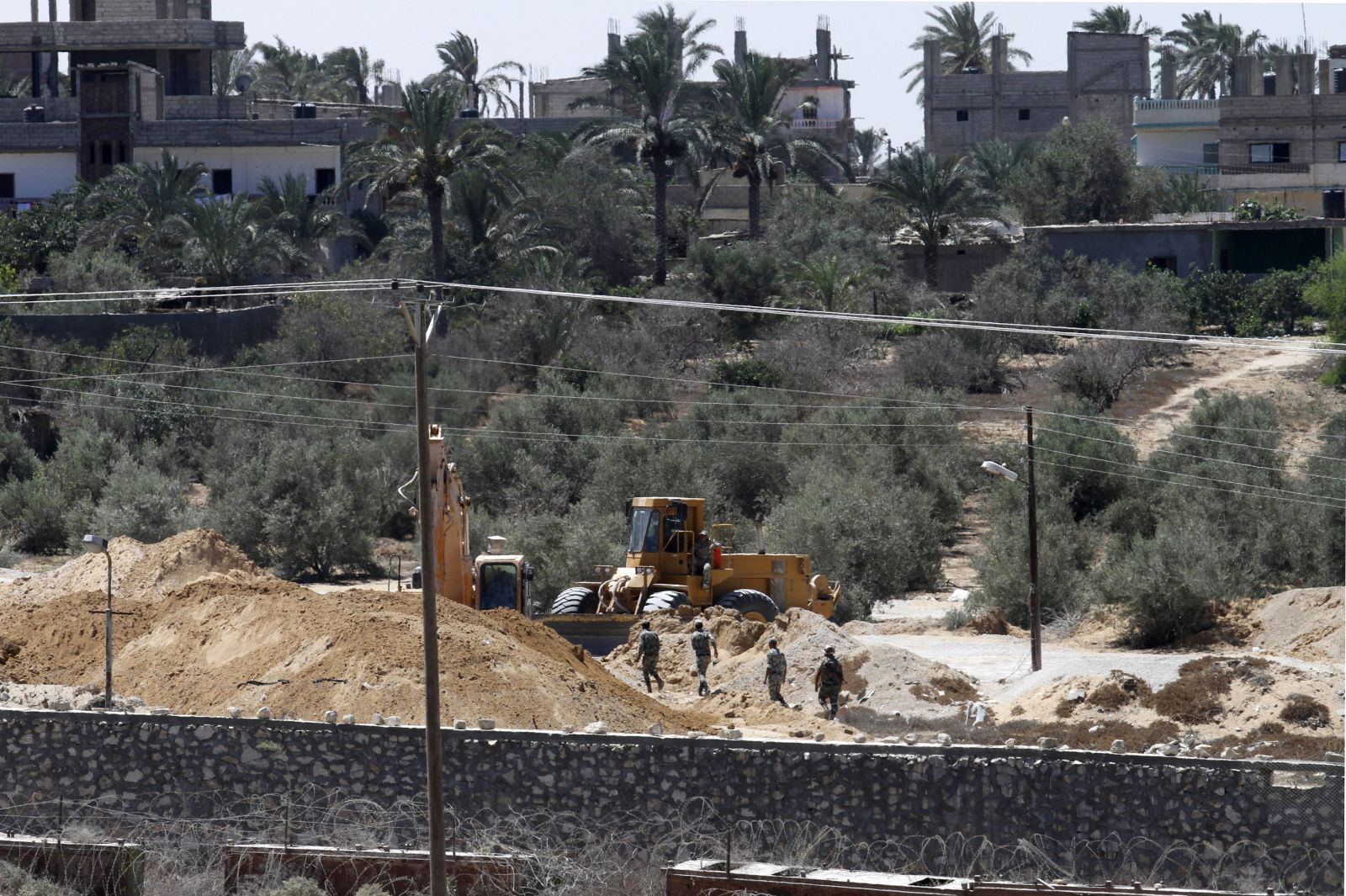 الجيش المصري يعلن ضبط وتدمير 12 نفقا جديدا على حدود غزة