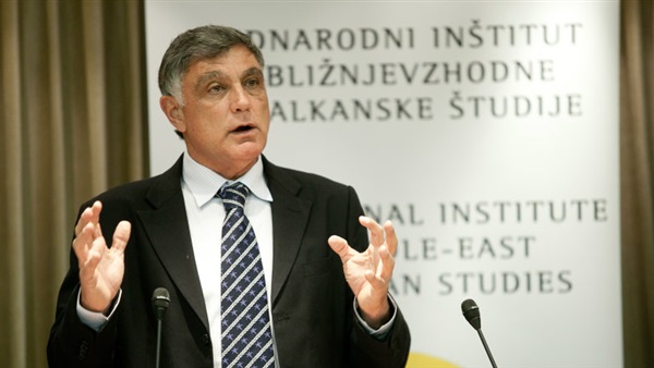 سفير إسرائيل لدى مصر يثير أزمة داخل مطار القاهرة بسبب سلاح مخالف لرخصته