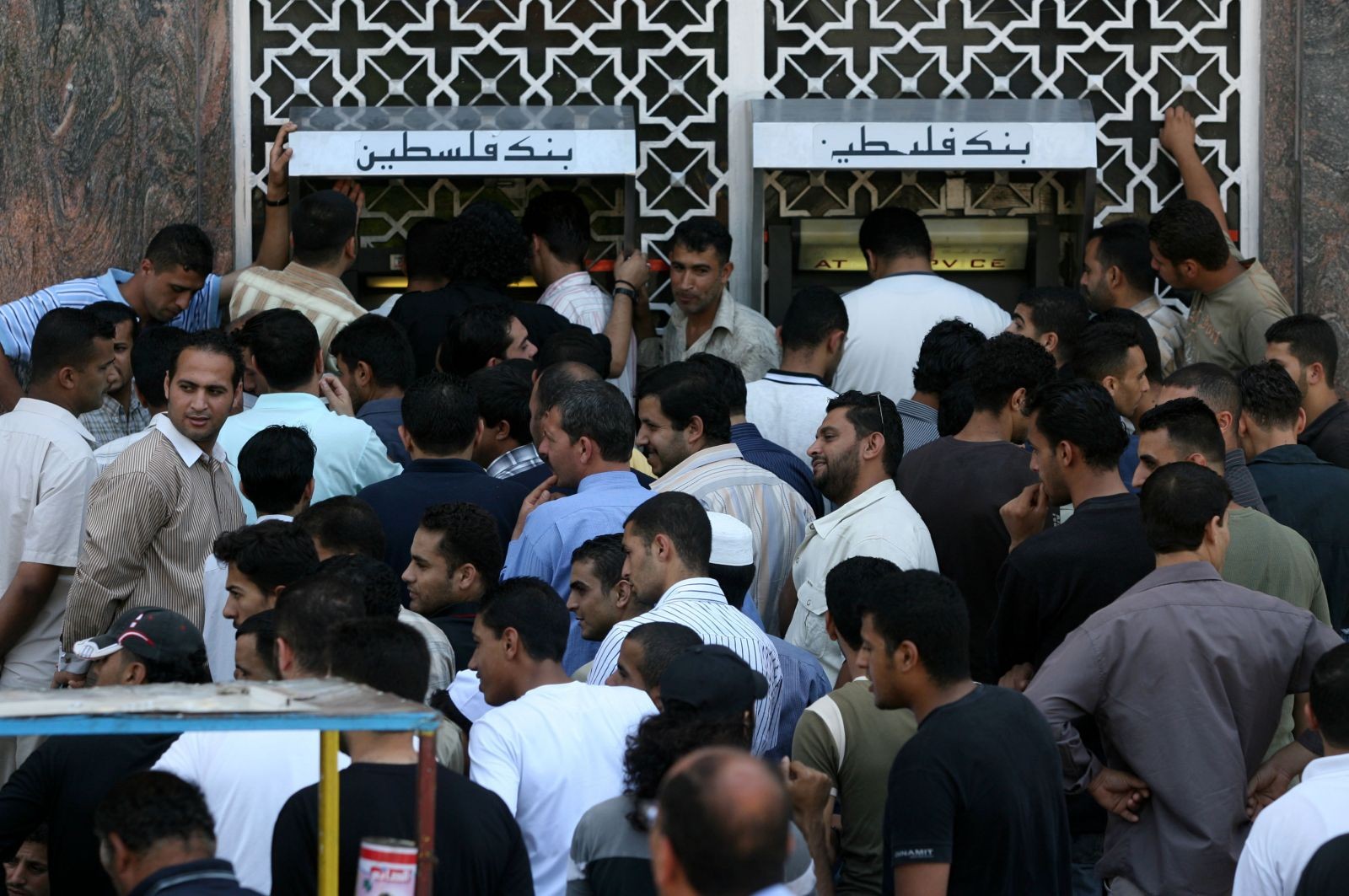 نقابة الموظفين تقدم رؤية لحل ملف "موظفي غزة"