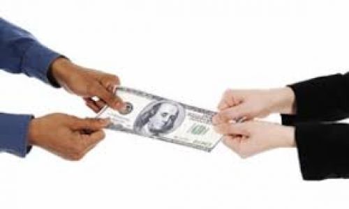 هل يجب على الزوج أن ينفق على زوجته حتى ولو كانت تعمل؟