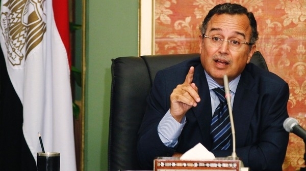 خلال وضعه إكليلاً من الزهور على ضريحه