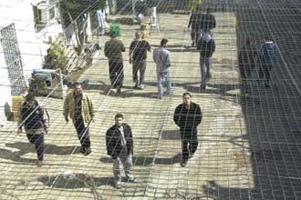 خمسة أسرى يدخلون أعواماً جديدة في السجون