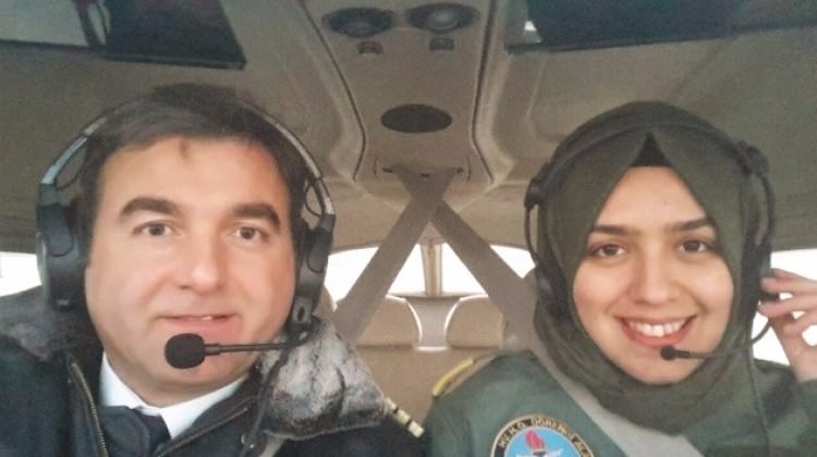 مروة غوربوز أول محجبة تقود الطيران التركي