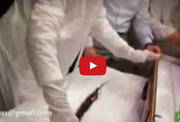 بالفيديو  : مراسم غسل خصلات من شعر النبي محمد "صلى الله عليه وسلم"