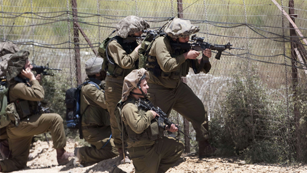 الاحتلال يفتح نيرانه اتجاه المزارعين وسط القطاع