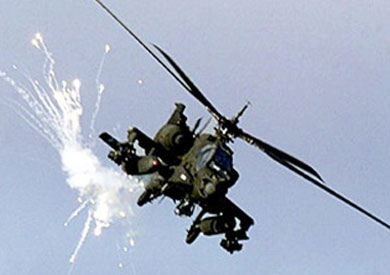 «الأباتشي» تواصل «ضرباتها» بسيناء.. ومصدر أمني: تدمير 15 عشة و6 سيارات