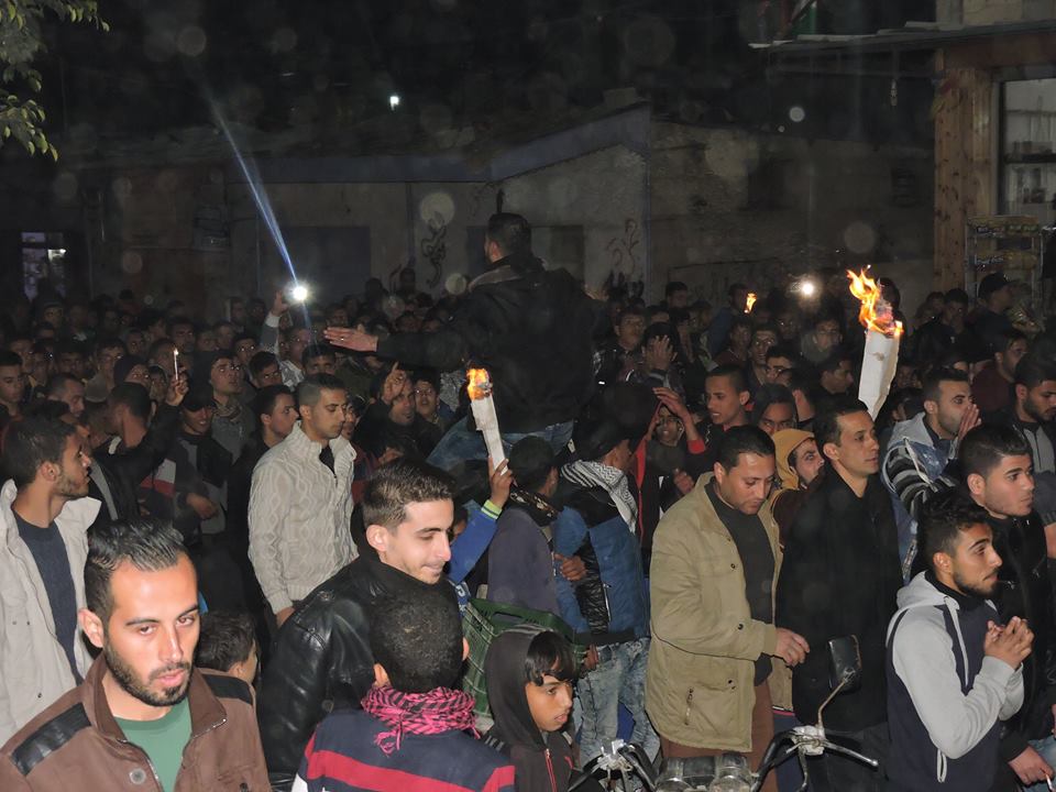 بالصور: إصابات في مسيرة سلمية بمخيم النصيرات احتجاجاً على انقطاع الكهرباء