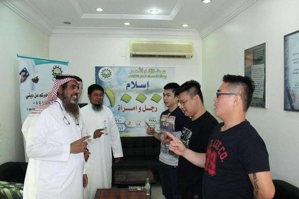 صور : ثلاثة أشقاء فلبينيين يُشهرون إسلامهم بمكتب جاليات الحمراء في السعودية