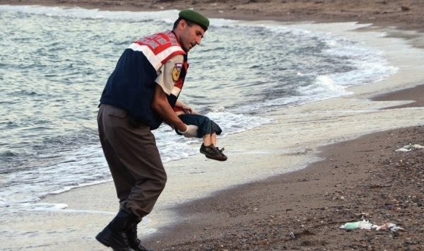 ماذا قال الجندي الذي حمل جثة الطفل إيلان؟