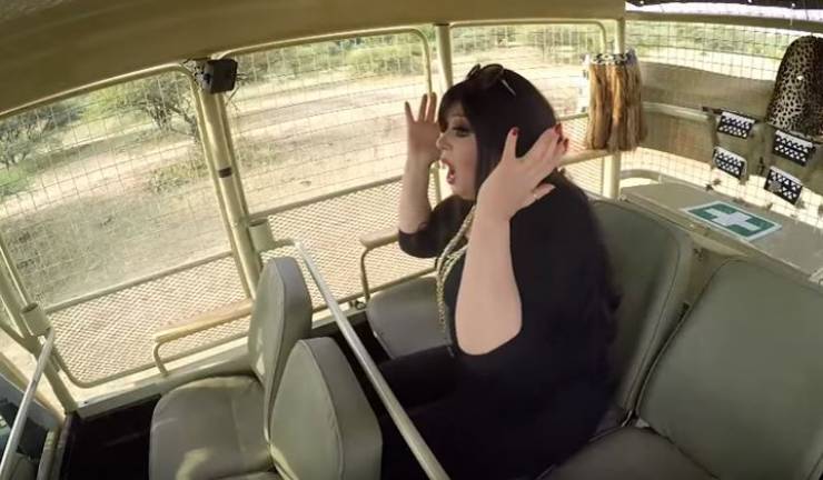 بالفيديو : فيفي عبده تنهار وتضرب هاني رمزي بقوة