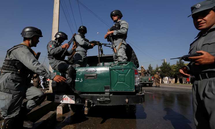 مقتل 12 جندياً  أفغانياً على يد زملائهم أثناء نومهم