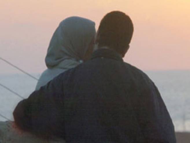 ما حكم القبلة والمعاشرة والمعانقة في نهار رمضان؟