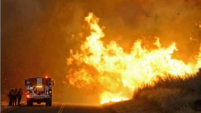 إصابة 19 إسرائيلياً إثر حريق هائل شمال الخضيرة