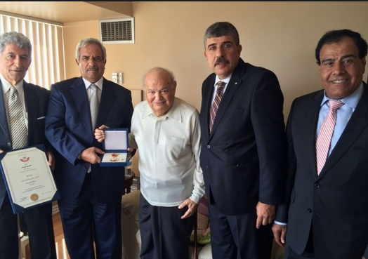 عباس يقلد الشاعر هارون رشيد وسام الثقافة والعلوم والفنون