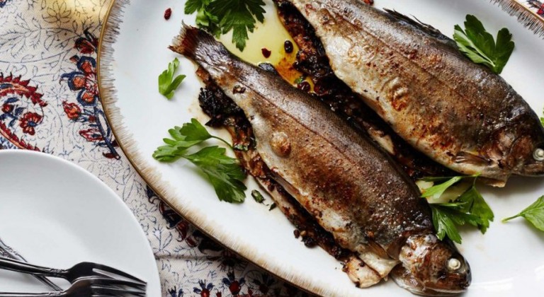 سمك السلمون المحشو بالتمر