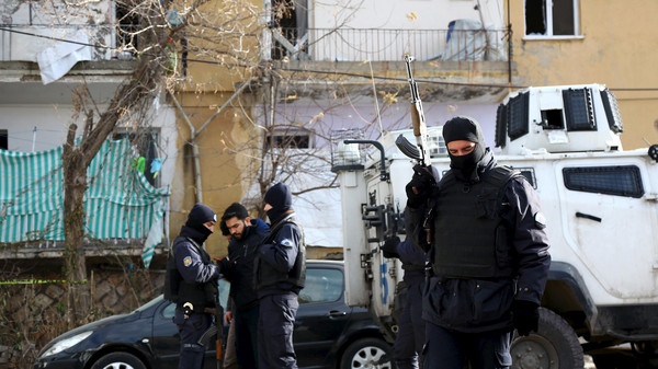 انفجار سيارة مفخخة قرب مركز للشرطة بشرق تركيا