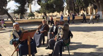 بالفيديو والصور : ضابط الاحتلال يحذر المصلين في الأقصى بعدم التكبير
