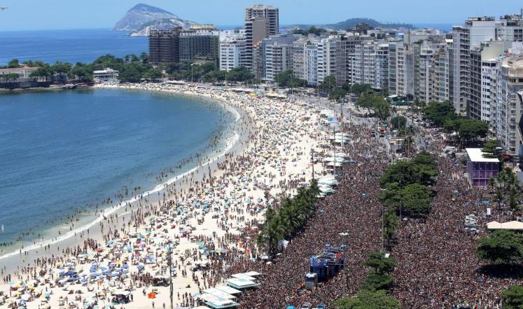 السلطات البرازيلية تطلق حملة توعية من فيروس زيكا على شواطئ ريو دي جانيرو