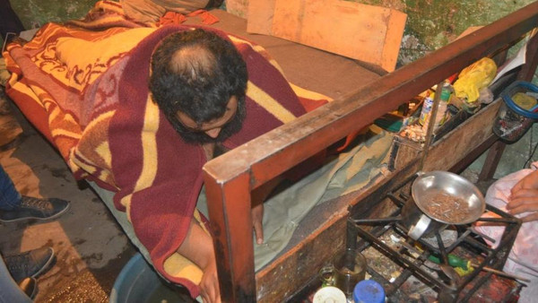 بالصور: مصري يقاضي "شركة" حرمته من النوم على ظهره منذ 10 سنوات