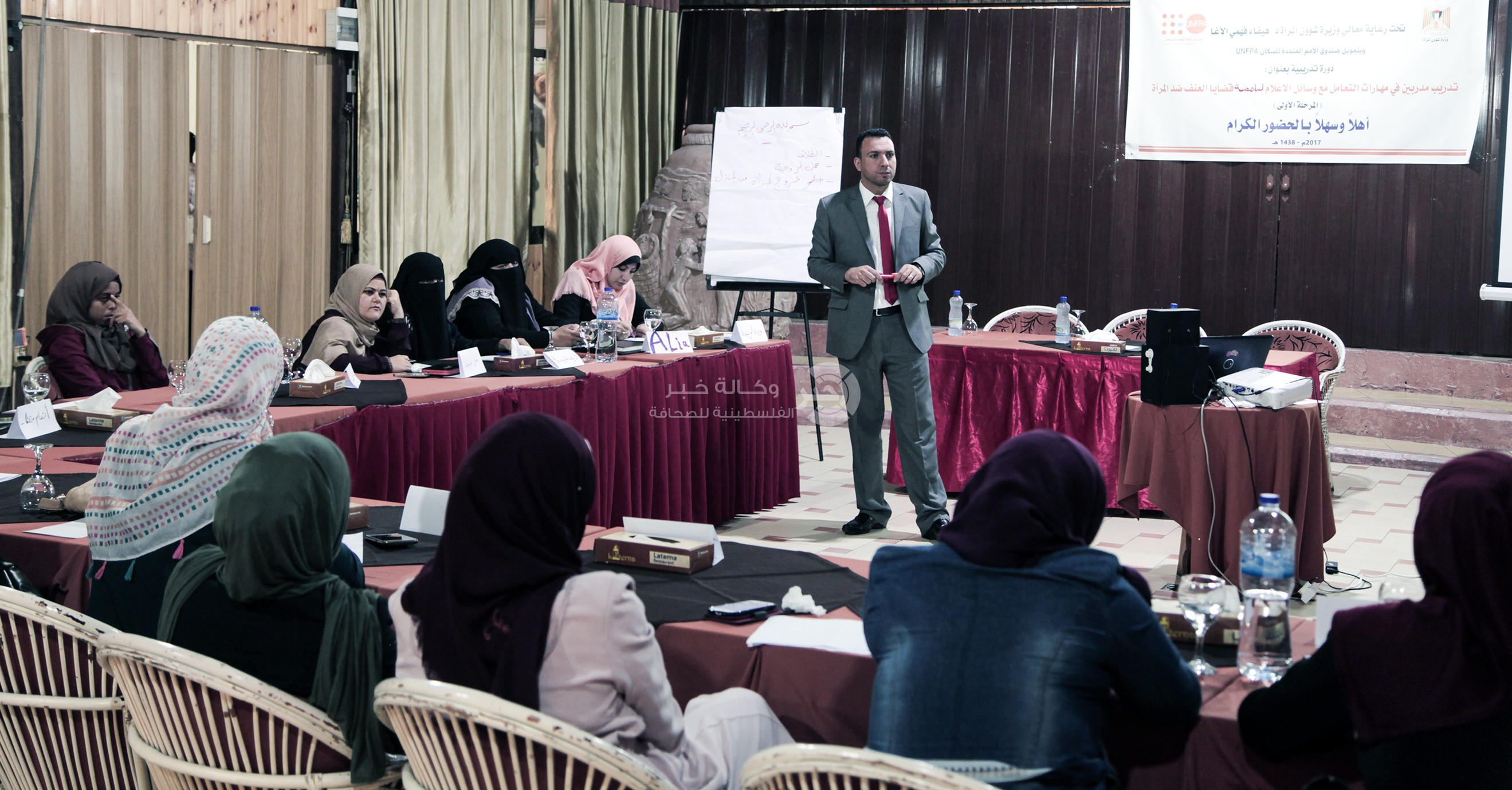 بالصور: وزارة "شؤون المرأة" تفتتح أولى الدورات التدريبية الإلكترونية بغزة
